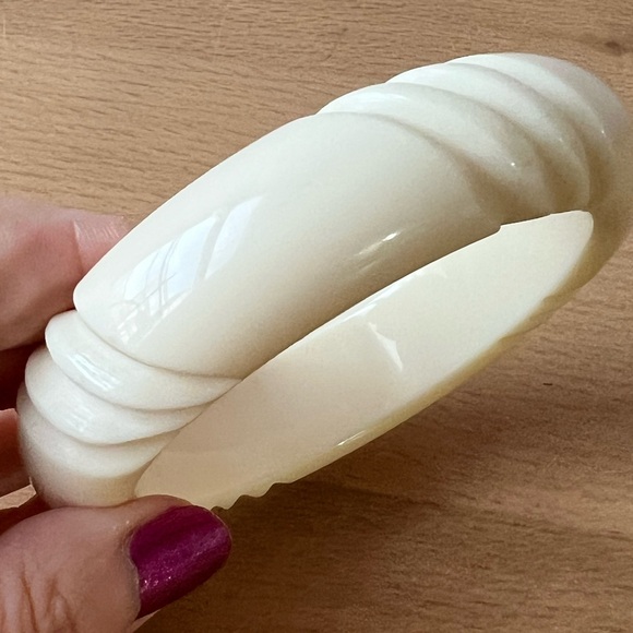VINTAGE RETRO VANILLA CREAM CARVED CELLULOID PLASTIC WIDE THICK BANGLE BRACELET - Picture 15 of 16